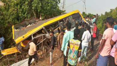 स्कूल वैन को ट्रेन ने मारी टक्कर