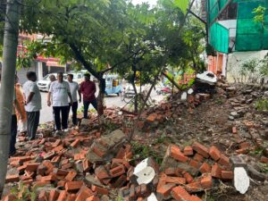 क्षतिग्रस्त दीवार का निरीक्षण करने पहुंचे कैबिनेट मंत्री गणेश जोशी