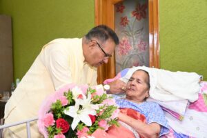 माता का आशीर्वाद लेते कैबिनेट मंत्री गणेश जोशी