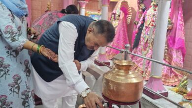 Dehradun: Cabinet Minister Ganesh Joshi performed Jalabhishek of Lord Shiva.