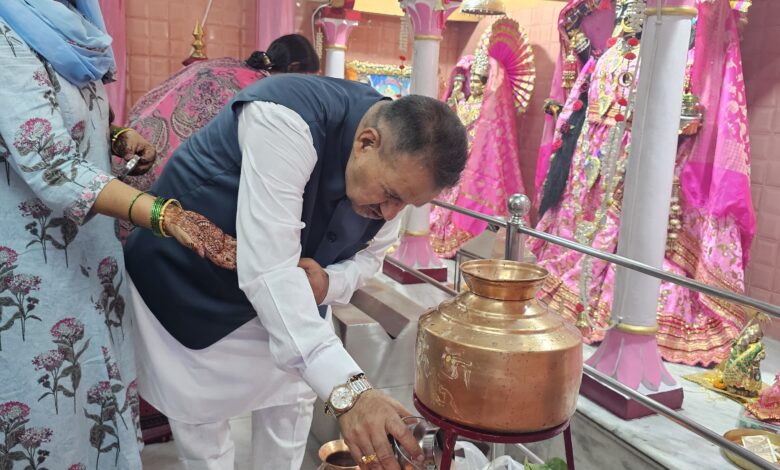 Dehradun: Cabinet Minister Ganesh Joshi performed Jalabhishek of Lord Shiva.
