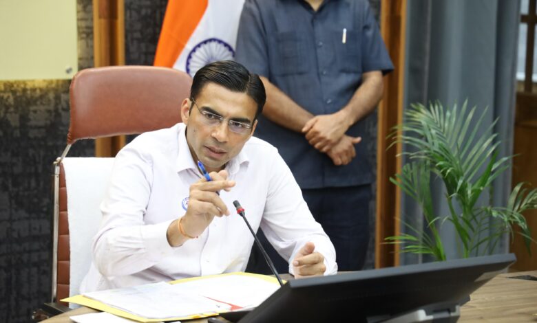 देहरादून: वर्षों से लंबित मामले में लापरवाही, डीएम ने राजस्व कानूनगो को किया निलंबित