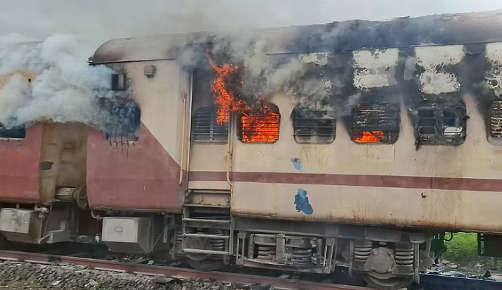 Maharashtra: Fire in train compartment at Hingoli railway station