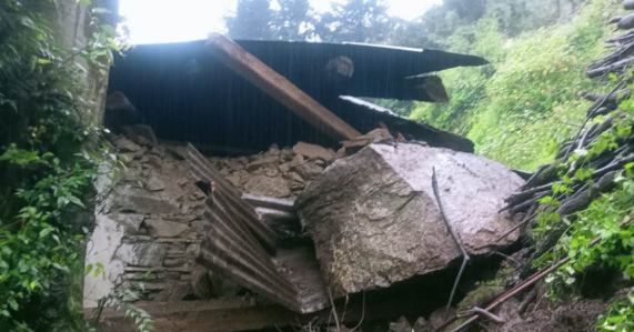 भारी बारिश और मलबे ने तबाही मचाते हुए दो सगी बहनों की जान ले ली
