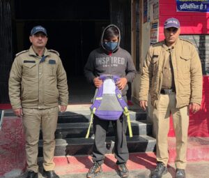 मां0 मुख्यमंत्री उत्तराखण्ड के “ड्रग्स फ्री उत्तरखण्ड 2025″ के विजन को साकार करने के दृष्टिगत वरिष्ठ पुलिस अधीक्षक देहरादून द्वारा सभी अधीनस्थों को अपने-अपने क्षेत्र में मादक पदार्थों की तस्करी/बिक्री में लिप्त अभियुक्तों को चिन्हित करते हुए उनके विरूद्ध वैधानिक कार्यवाही किये जाने हेतु निर्देशित किया गया है। जिसके अनुपालन में जनपद के सभी थाना क्षेत्रों में दून पुलिस द्वारा लगातार अभियान चलाते हुए ऐसे अभियुक्तों के विरूद्ध वैधानिक कार्यवाही अमल में लाई जा रही है।