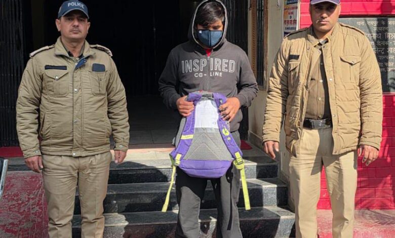 मां0 मुख्यमंत्री उत्तराखण्ड के “ड्रग्स फ्री उत्तरखण्ड 2025″ के विजन को साकार करने के दृष्टिगत वरिष्ठ पुलिस अधीक्षक देहरादून द्वारा सभी अधीनस्थों को अपने-अपने क्षेत्र में मादक पदार्थों की तस्करी/बिक्री में लिप्त अभियुक्तों को चिन्हित करते हुए उनके विरूद्ध वैधानिक कार्यवाही किये जाने हेतु निर्देशित किया गया है। जिसके अनुपालन में जनपद के सभी थाना क्षेत्रों में दून पुलिस द्वारा लगातार अभियान चलाते हुए ऐसे अभियुक्तों के विरूद्ध वैधानिक कार्यवाही अमल में लाई जा रही है।