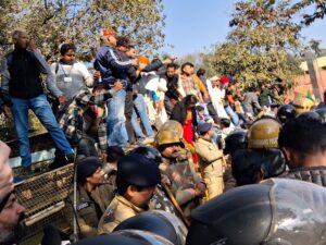 उत्तराखंड की बेटी अंकिता भंडारी को न्याय दिलाने की मुहिम एक बार फिर राजधानी देहरादून की सड़कों पर तेज हो गई है। आज विभिन्न सामाजिक संगठनों और विपक्षी राजनीतिक दलों ने एकजुट होकर विशाल प्रदर्शन किया और सरकार के सामने एक ही मांग रखी— सीबीआई जांच (CBI Inquiry)।