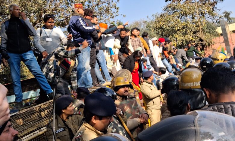 उत्तराखंड की बेटी अंकिता भंडारी को न्याय दिलाने की मुहिम एक बार फिर राजधानी देहरादून की सड़कों पर तेज हो गई है। आज विभिन्न सामाजिक संगठनों और विपक्षी राजनीतिक दलों ने एकजुट होकर विशाल प्रदर्शन किया और सरकार के सामने एक ही मांग रखी— सीबीआई जांच (CBI Inquiry)।