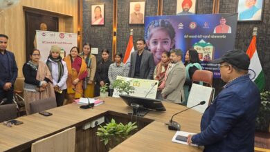 जिला कलेक्टेªट सभागार में आयोजित कार्यक्रम में प्रोजेक्ट नंदा-सुनंदा के अंतर्गत 04 बालिकाओं की बाधित शिक्षा को 1.55 लाख धनराशि से पुनर्जीवित किया गया। इस अवसर पर जिलाधिकारी श्री सविन बंसल द्वारा बालिकाओं को शिक्षा सहायता हेतु चेक वितरित किए गए।