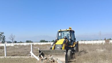 मसूरी–देहरादून विकास प्राधिकरण की सख्ती, 125 बीघा भूमि पर की जा रही अवैध प्लॉटिंग पर चला एमडीडीए का बुलडोजर