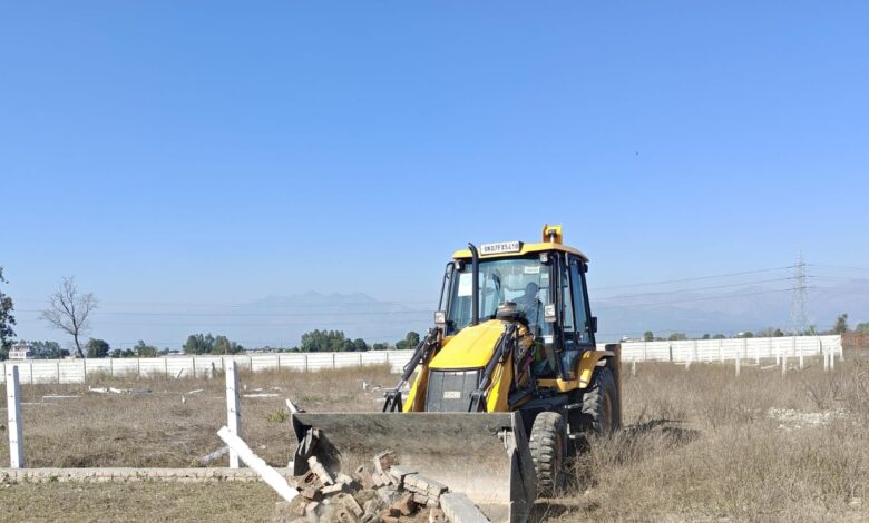 मसूरी–देहरादून विकास प्राधिकरण की सख्ती, 125 बीघा भूमि पर की जा रही अवैध प्लॉटिंग पर चला एमडीडीए का बुलडोजर
