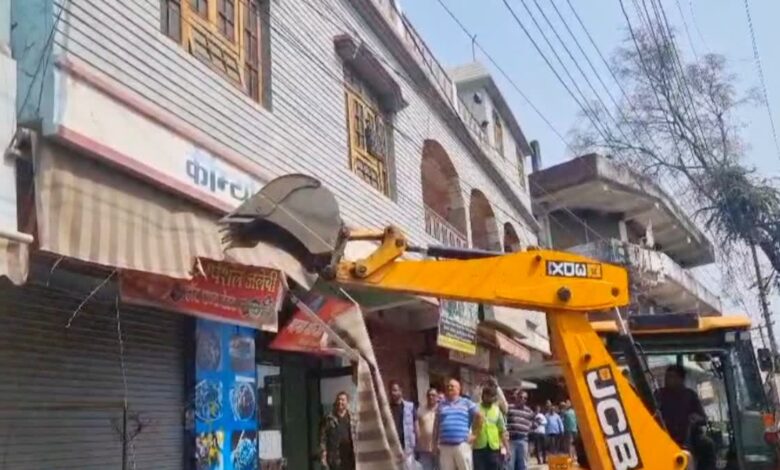 हल्द्वानी में दो बड़ी बिल्डिंगों पर चला बुलडोजर, जानिए क्यों तोड़े जा रहे भवन?